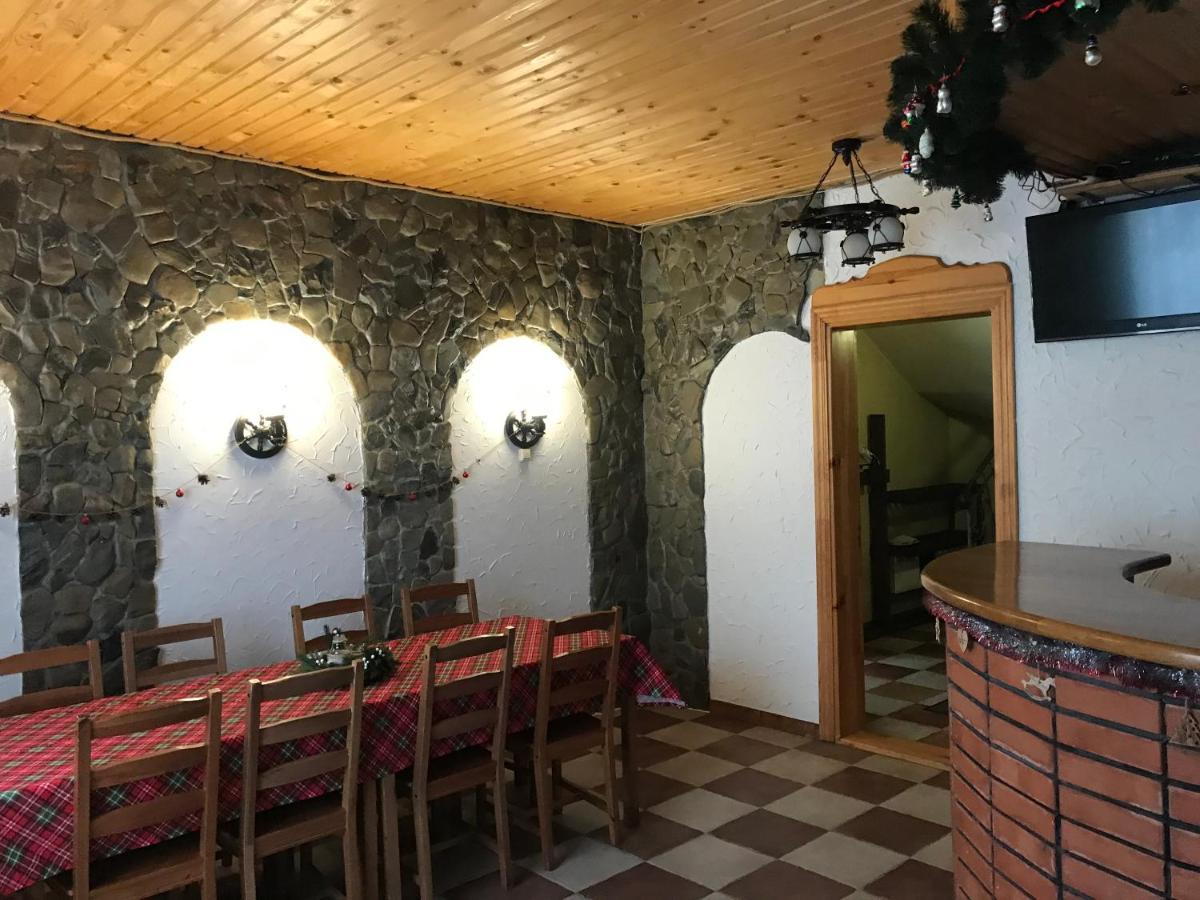 Villa Артемів Двір Slavske Esterno foto